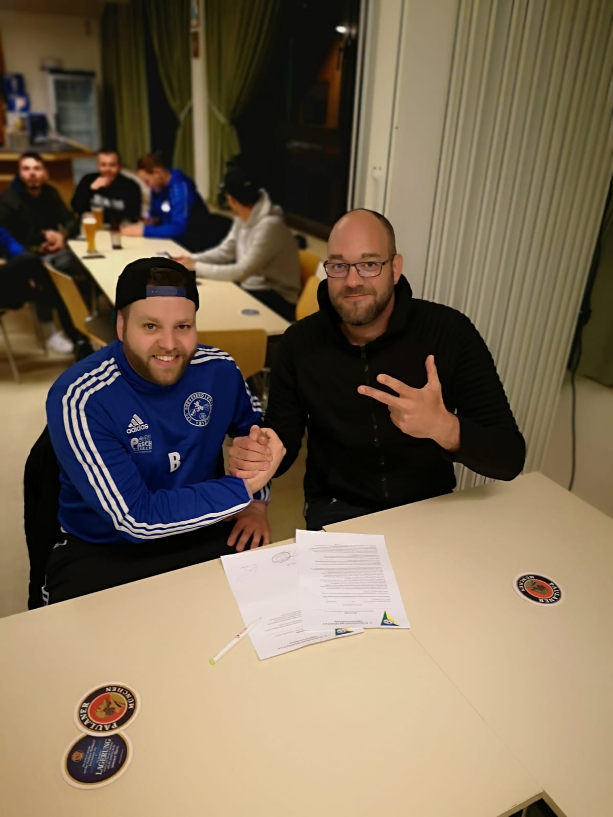 Geschäftsführer Marco Pieper freut sich über die nächste Unterschrift: Auch Pascal Woop bleibt der Dritten als Trainer und somit dem Verein erhalten.